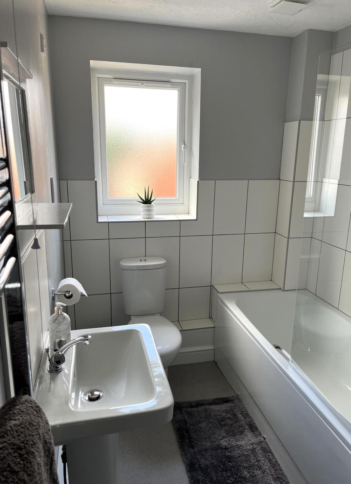 Holiday home Claygate Place - Entire 2 Bed House, Off Street Parking - Perfect For Holiday Breaks Or Contractors
