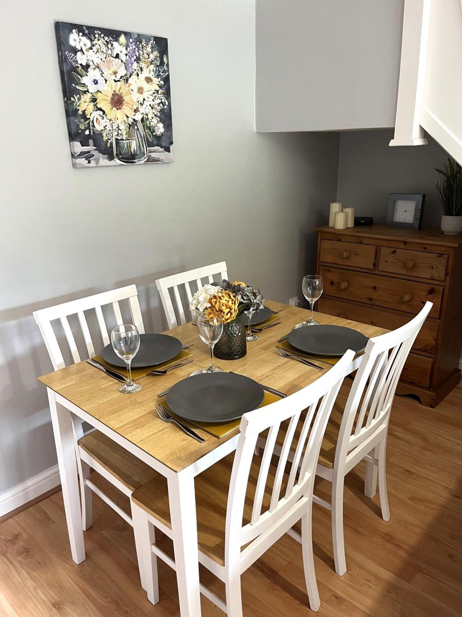 Claygate Place - Entire 2 Bed House, Off Street Parking - Perfect For Holiday Breaks Or Contractors Holiday home Nottingham