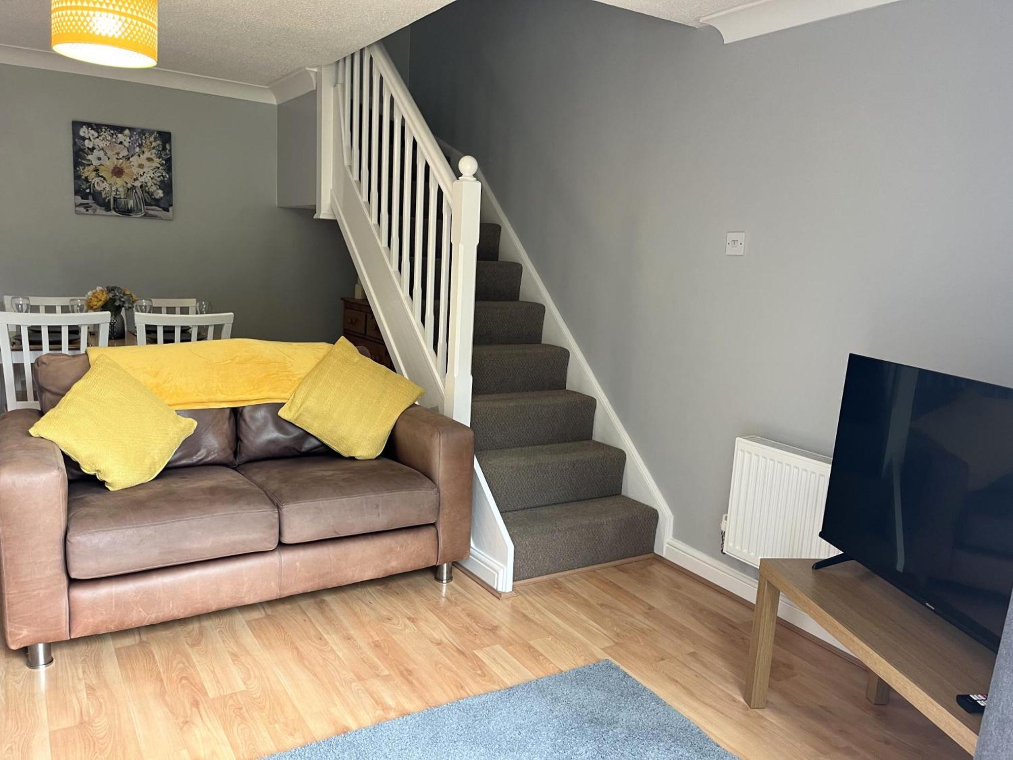 Holiday home Claygate Place - Entire 2 Bed House, Off Street Parking - Perfect For Holiday Breaks Or Contractors