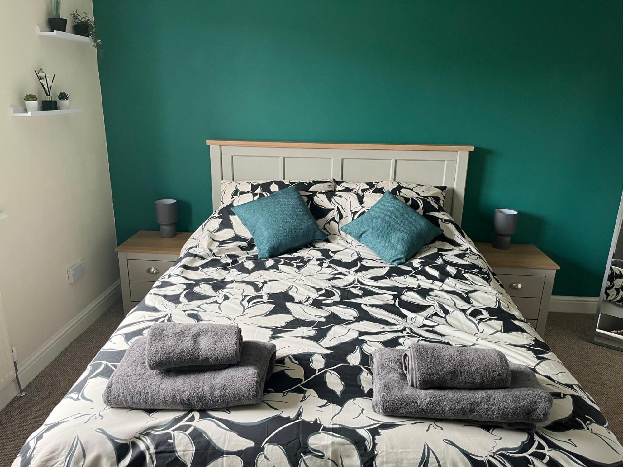 Claygate Place - Entire 2 Bed House, Off Street Parking - Perfect For Holiday Breaks Or Contractors Holiday home *