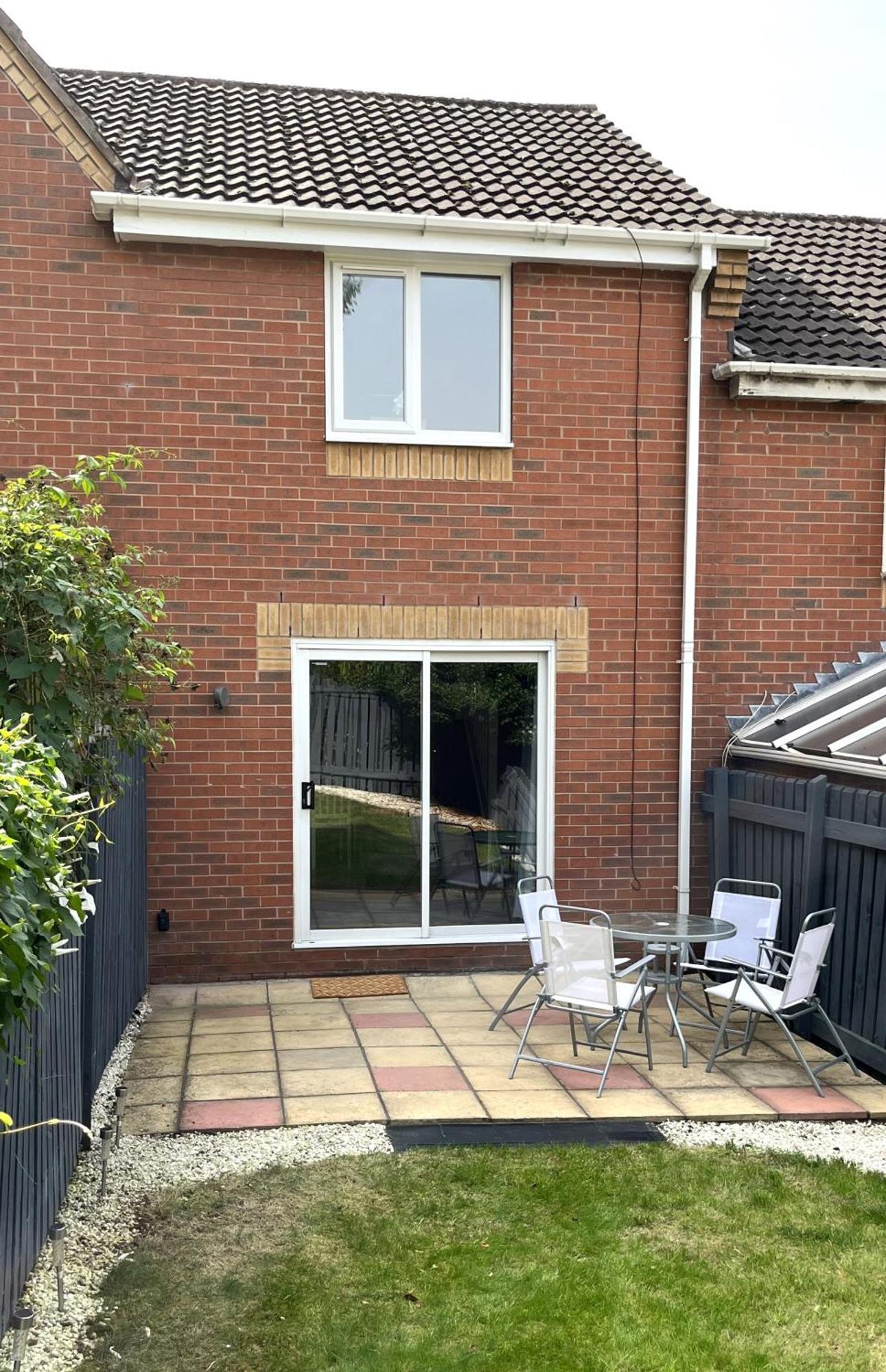 Holiday home Claygate Place - Entire 2 Bed House, Off Street Parking - Perfect For Holiday Breaks Or Contractors