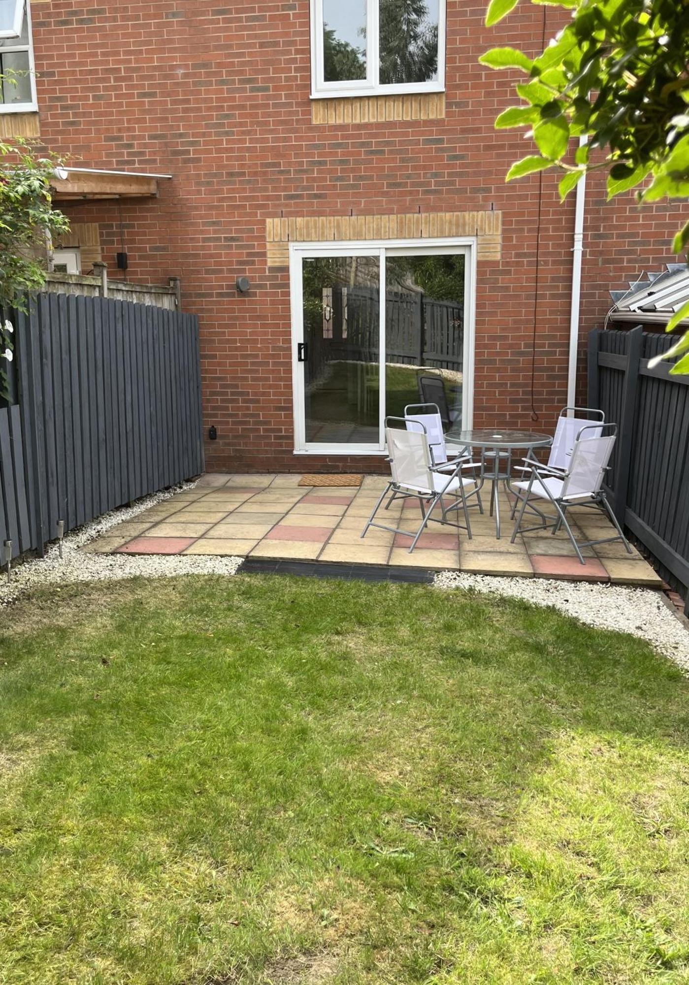 Claygate Place - Entire 2 Bed House, Off Street Parking - Perfect For Holiday Breaks Or Contractors Holiday home *